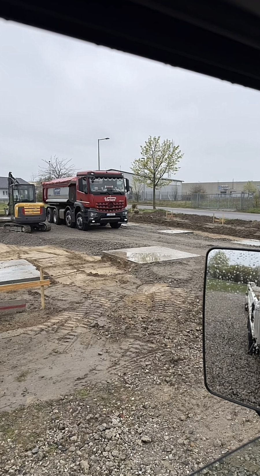 Baustelle mit Bagger und Kipper